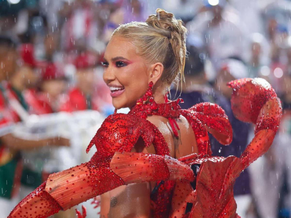 La novia de Vinicius debuta como reina en el carnaval de Río