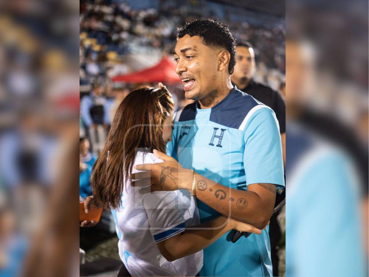 Mamá de Supremo y Milagro Flores se roban el show en el partido de tiktokers en La Ceiba