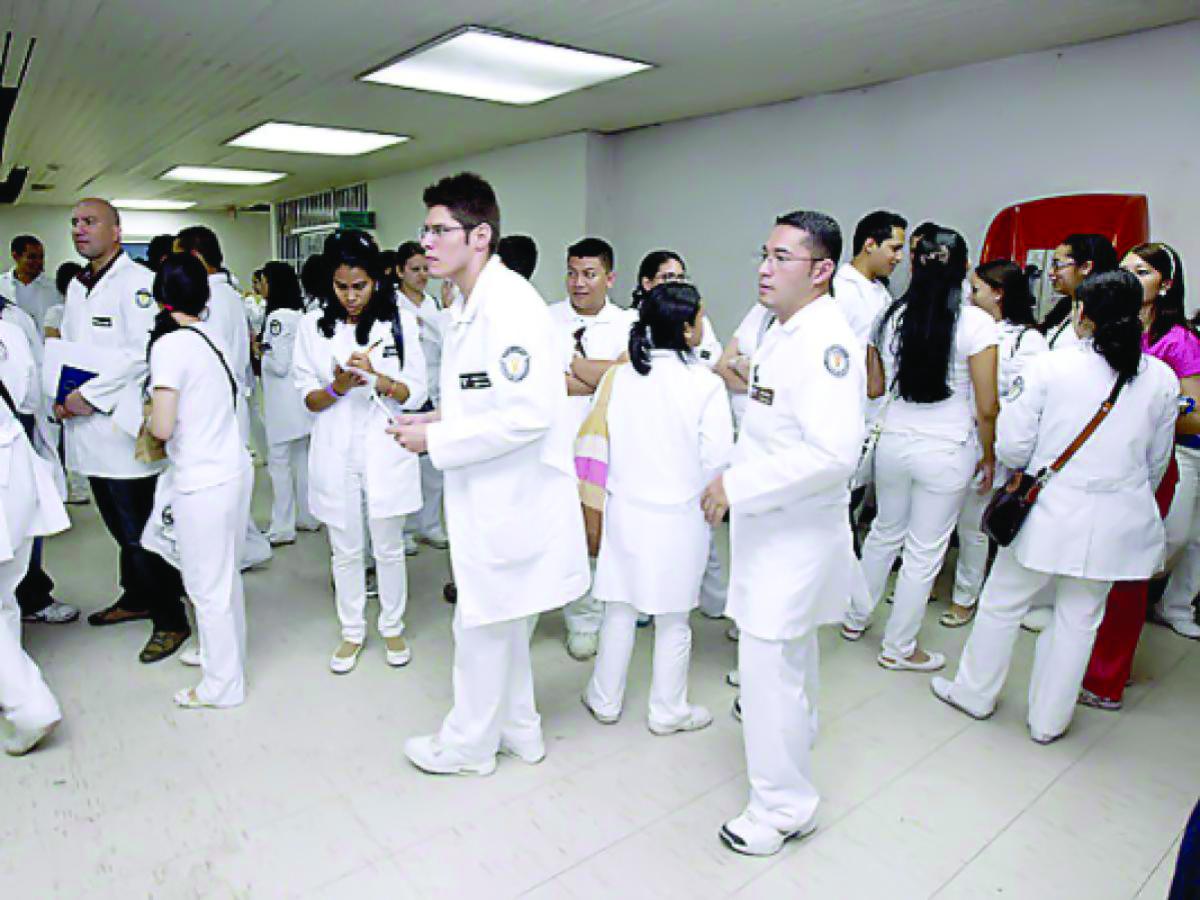 Despiden médicos hondureños de hospitales públicos