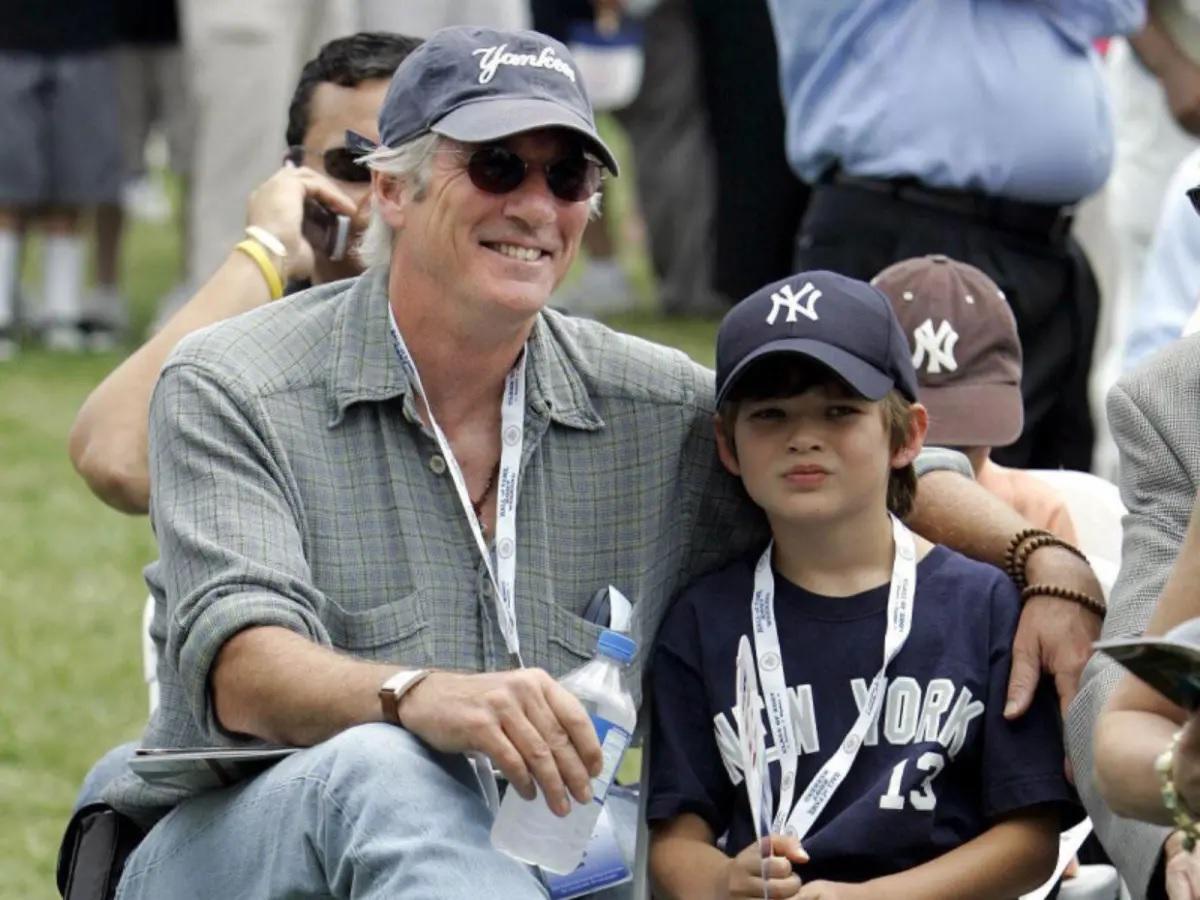Él es Homer James, el hijo de Richard Gere que actúa en Euphoria