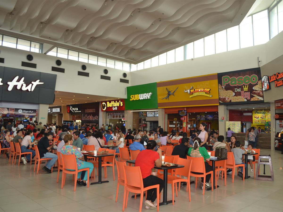 El food court de Mega Mall, uno de los más grandes del país, cuenta con una oferta gastronómica variada.