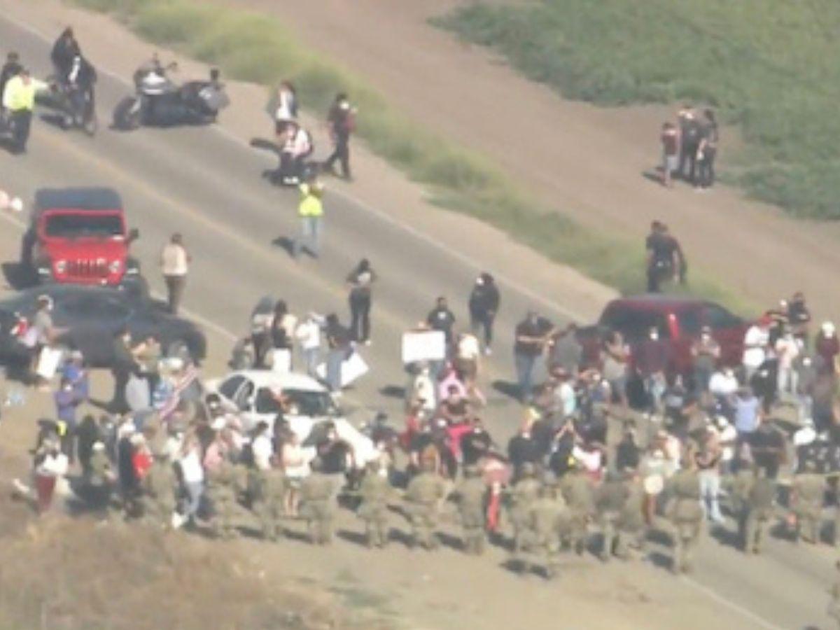 Gases, piedras y helicópteros: aumenta la tensión en redadas en California