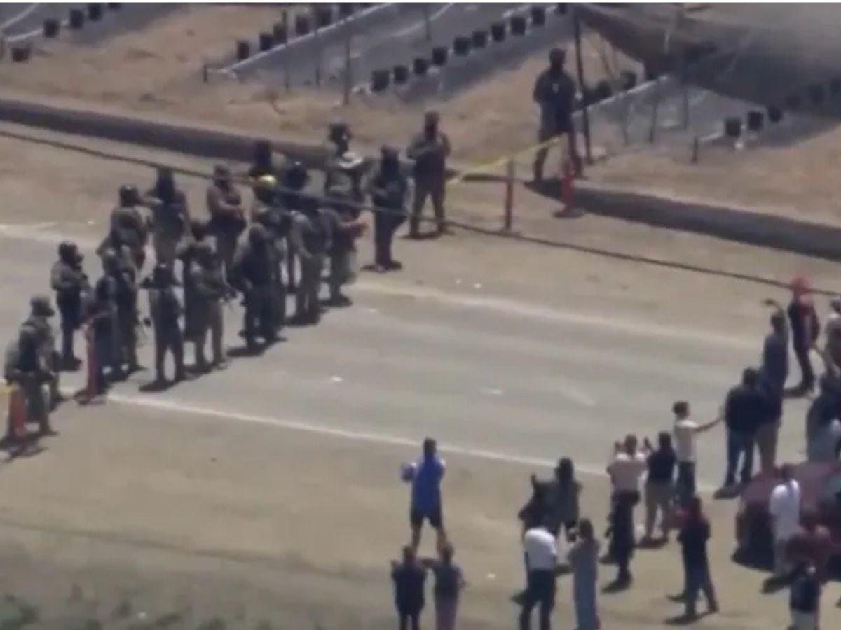 Gases, piedras y helicópteros: aumenta la tensión en redadas en California