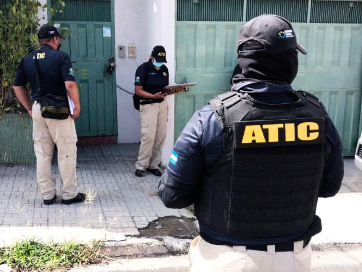 Capturan a exagentes bancarios acusados de robar ahorros de cliente