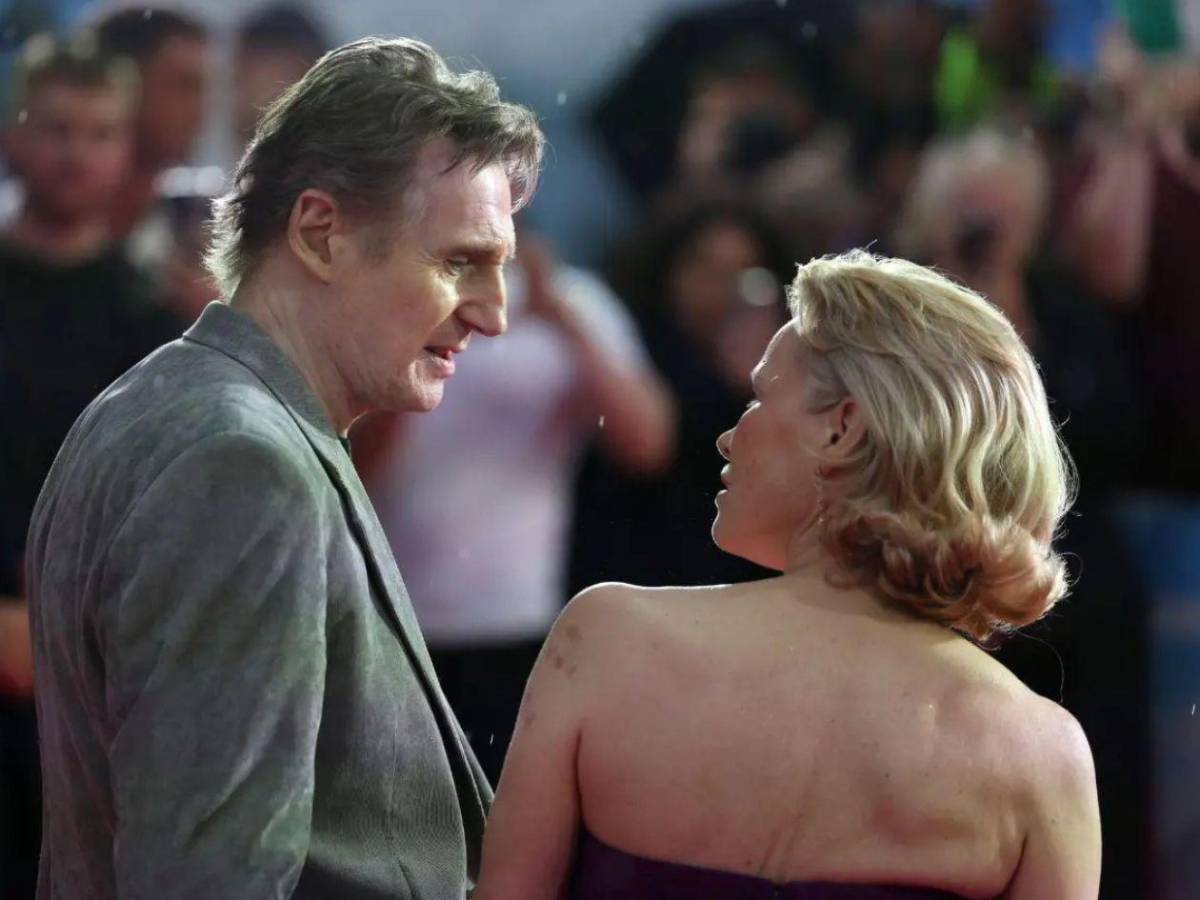Pamela Anderson revela detalles sobre su romance íntimo y fugaz con Liam Neeson