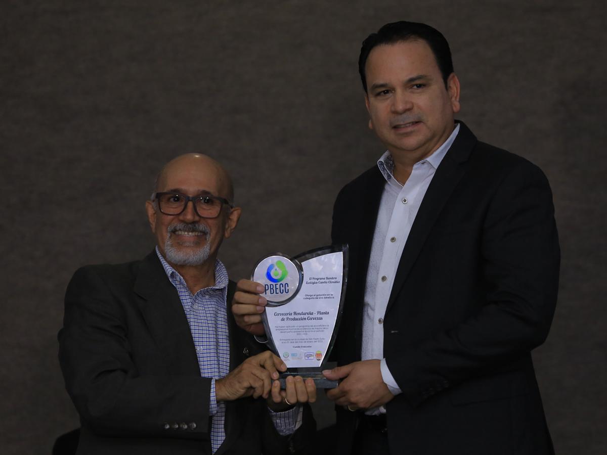 Jorge Salaverry, subsecretario de Serna, entrega el galardón a Sergio Cubas, director de la planta de Cerveza de Cervecería Hondureña.