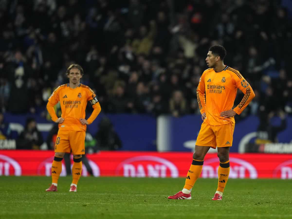 Jude Bellingham y Luka Modric se lamentan tras el gol del Espanyol.