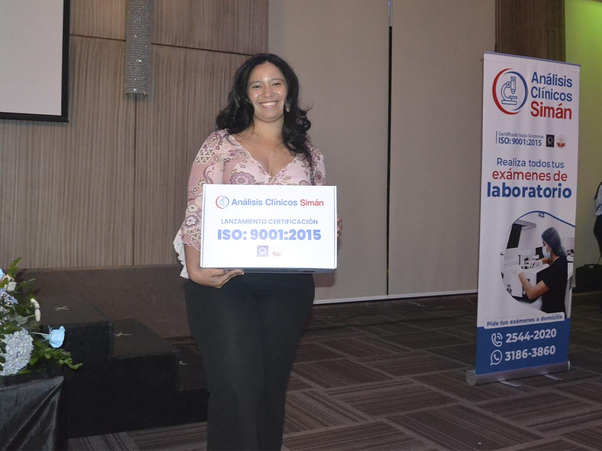 Rosa Angélica Cárcamo al igual que otras asistentes al evento recibieron premios por su asistencia.