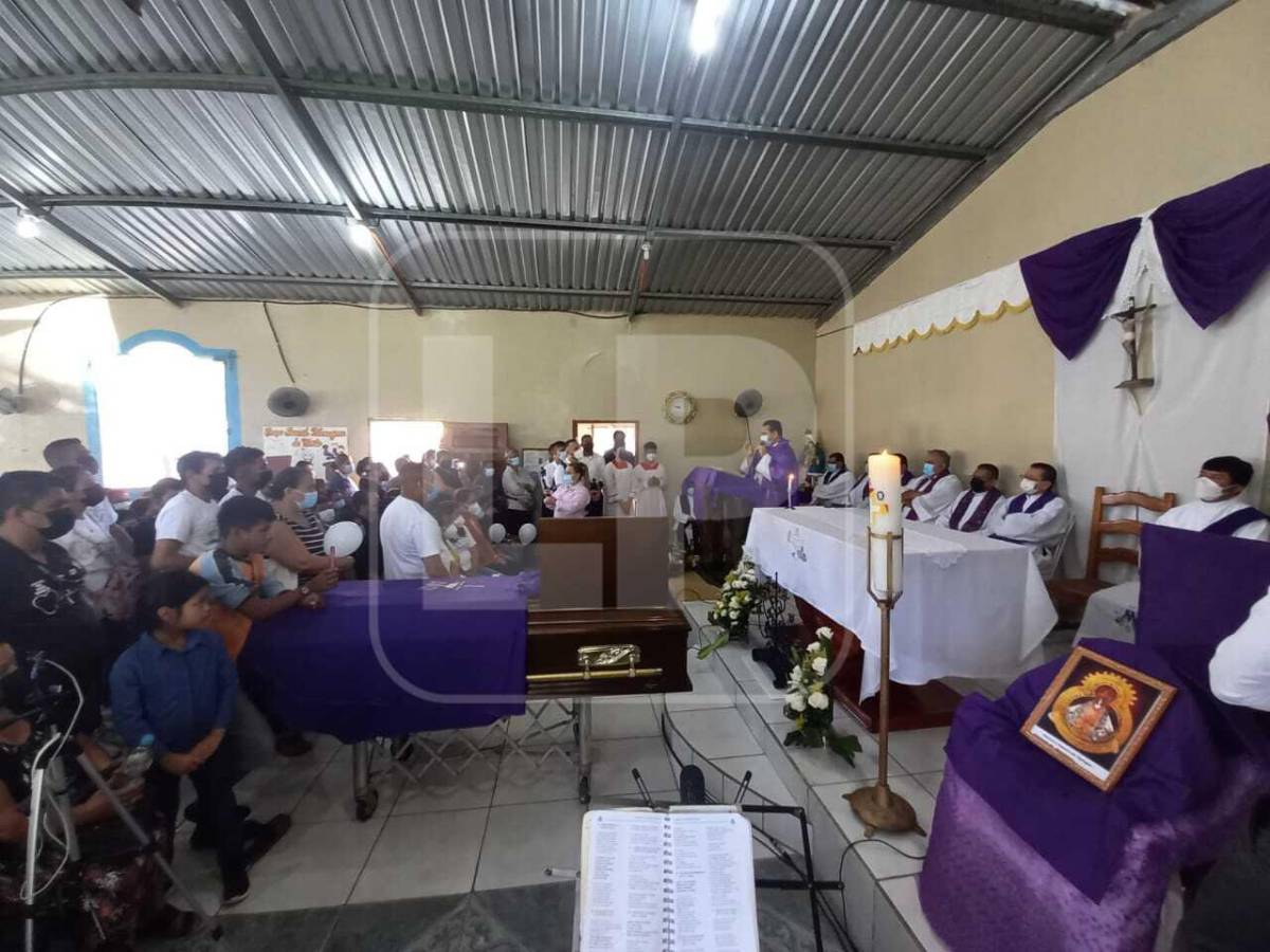 En un ambiente de dolor e impotencia sepultaron los restos del padre Enrique Vásquez
