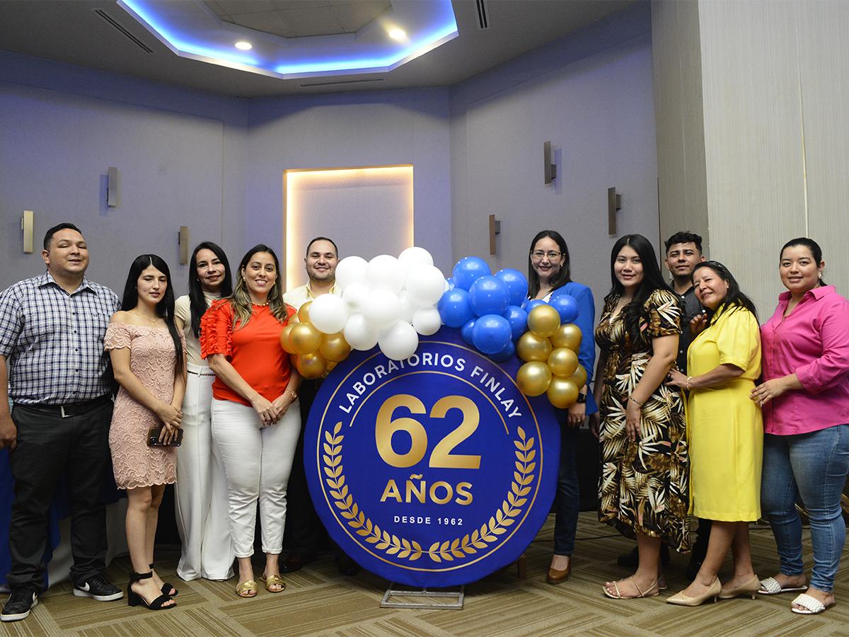 Los colaboradores y ejecutivos de los diferentes departamentos y ciudades se reunieron para ser parte de la celebración del 62 aniversario de Laboratorios Finlay.