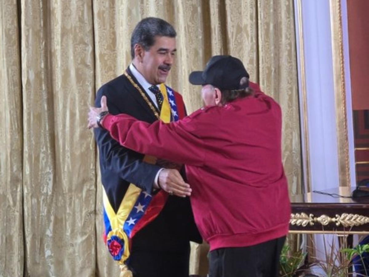 Ortega aparece sorpresivamente en toma de posesión de Maduro