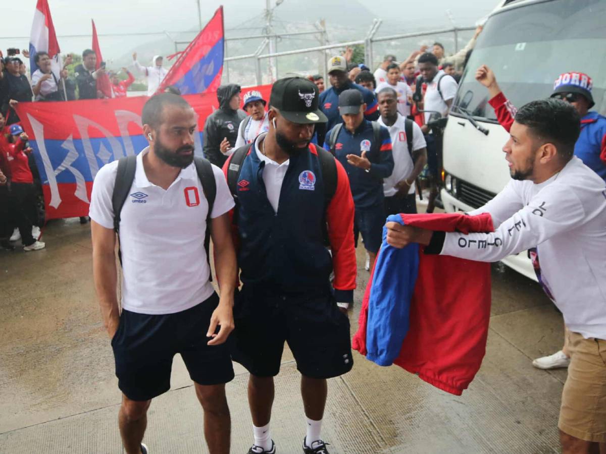 Tensión: Encerrona de la Ultra Fiel a futbolistas del Olimpia y así terminó todo