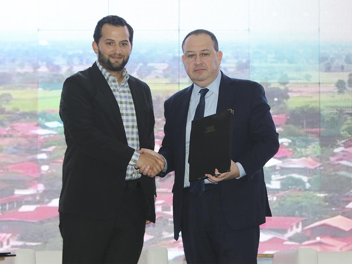 Miguel Medina, secretario de Inversiones del Consejo Nacional de Inversiones (CNI), estrechando la mano de Gustavo Boquin, Presidente de la CHICO, en la firma del convenio.