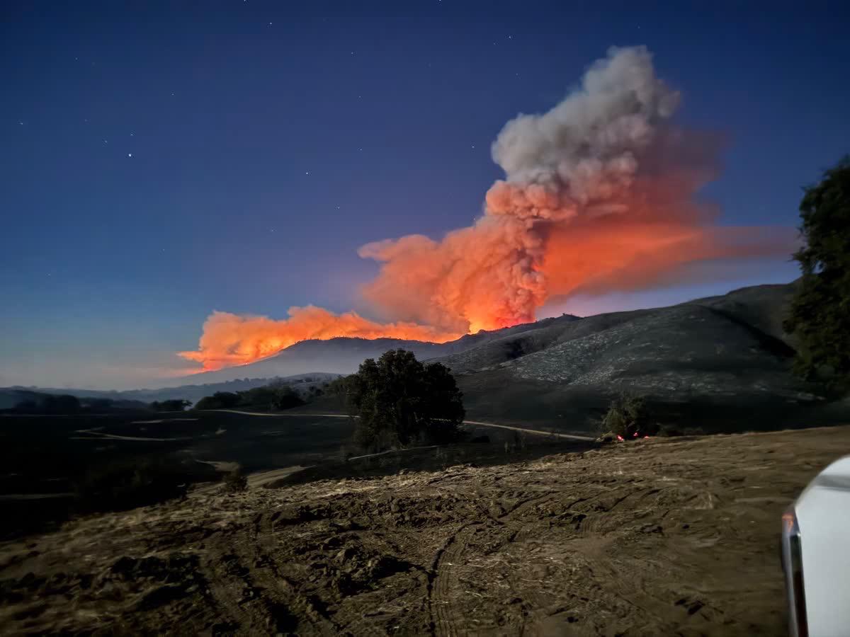Dos incendios forestales avanzan en el sur de California