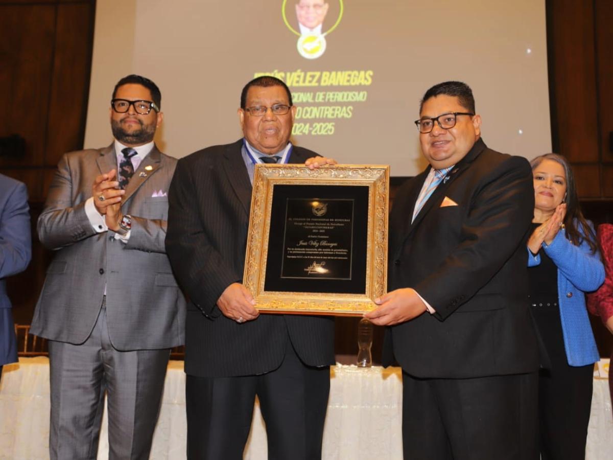 Jesús Vélez Banegas recibe el premio Álvaro Contreras