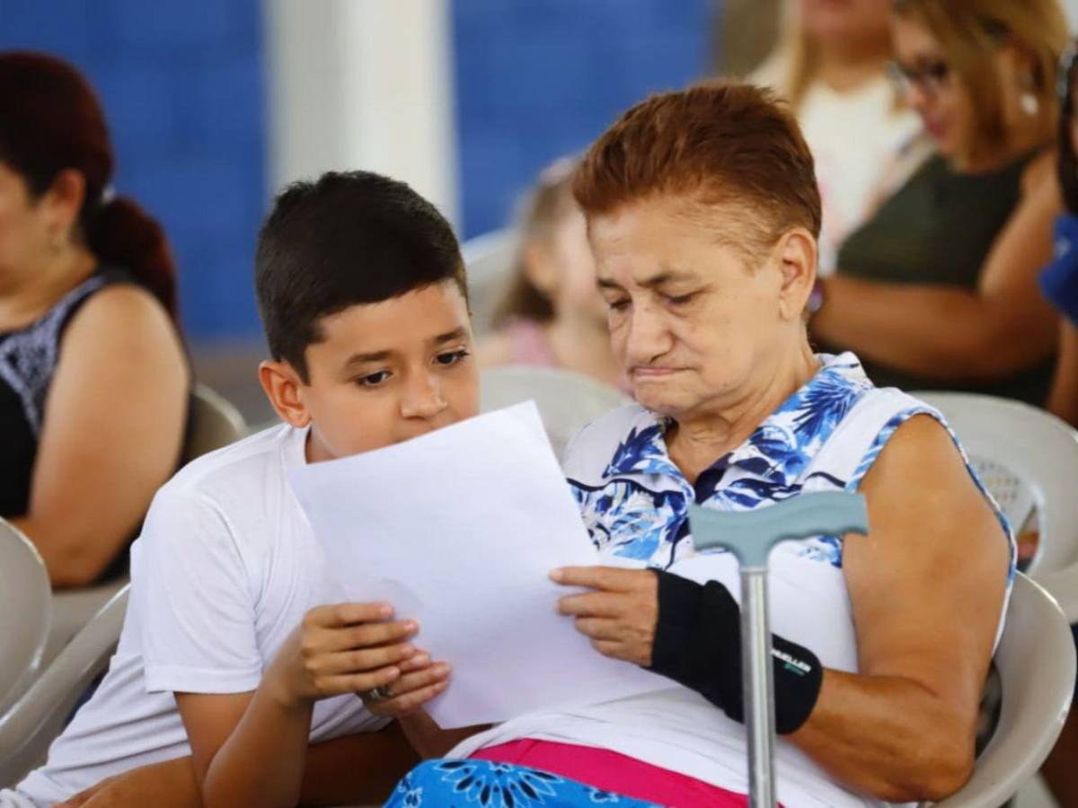 “Todo comienza en casa”, padres reflexionan sobre el uso de redes sociales