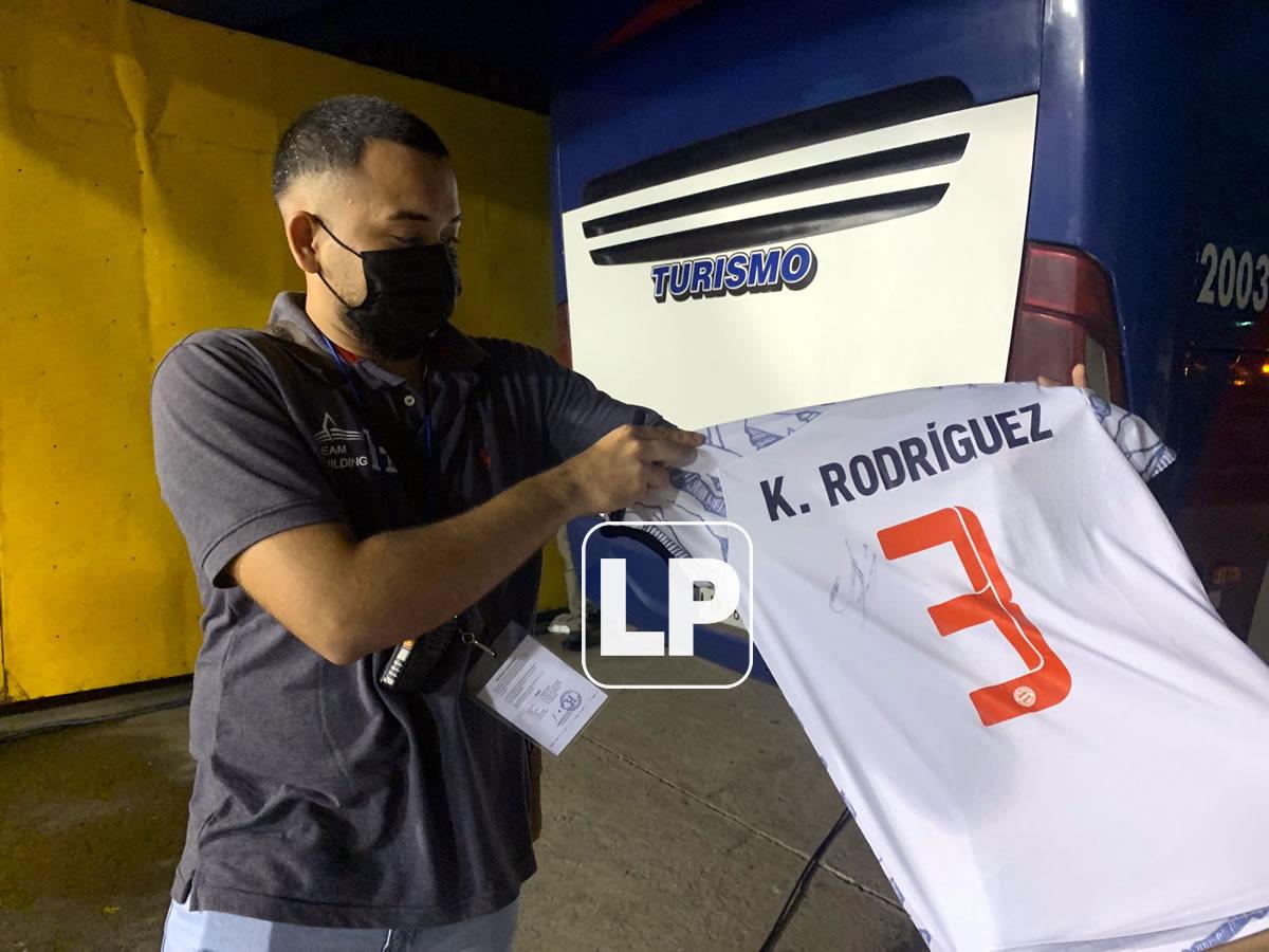 Isaí Mendoza mostrando el autógrafo que le dio Alphonso Davies en su camiseta.