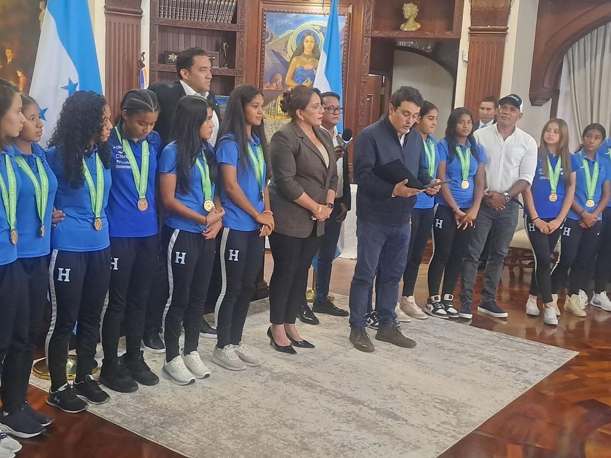 Presidenta Xiomara Castro regalará una casa a cada seleccionada Sub-15 de Honduras