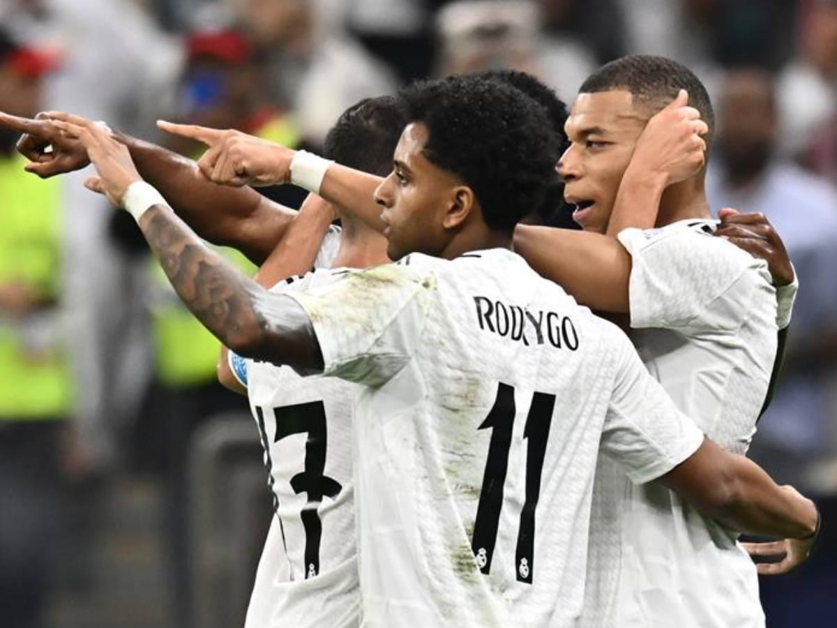 Mbappé celebrando con sus compañeros el gol marcado en la final de la Copa Intercontinental.