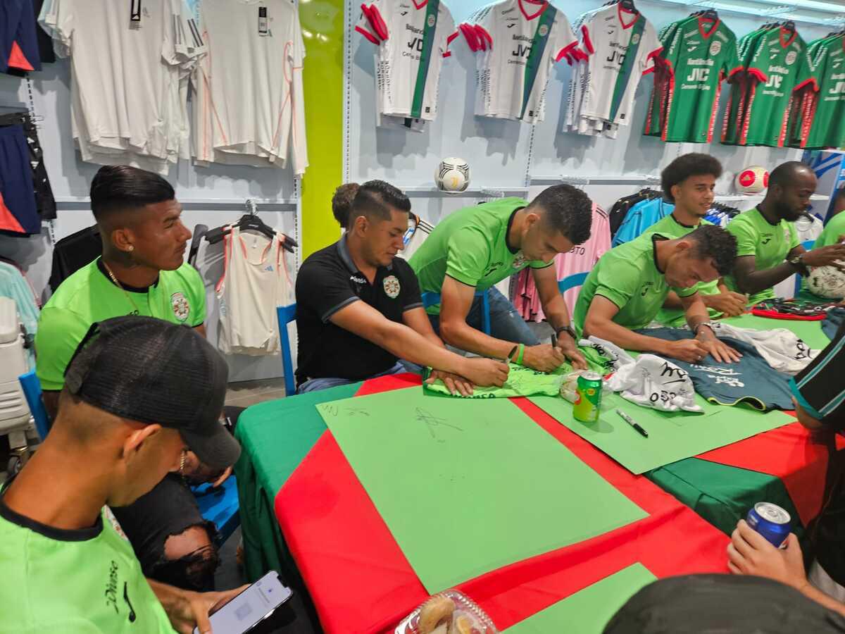 Cada uno de los jugadores atendió con mucho cariño a los aficionados que llegaron a la tienda deportiva Sportia.