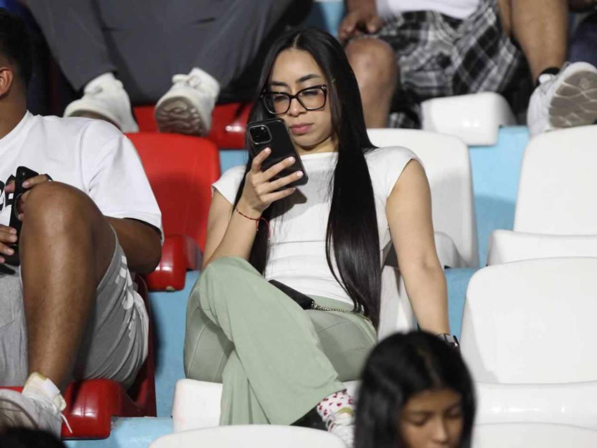 Bellas chicas adornan el Motagua vs Olimpia: ¿Laura Meza en el estadio?