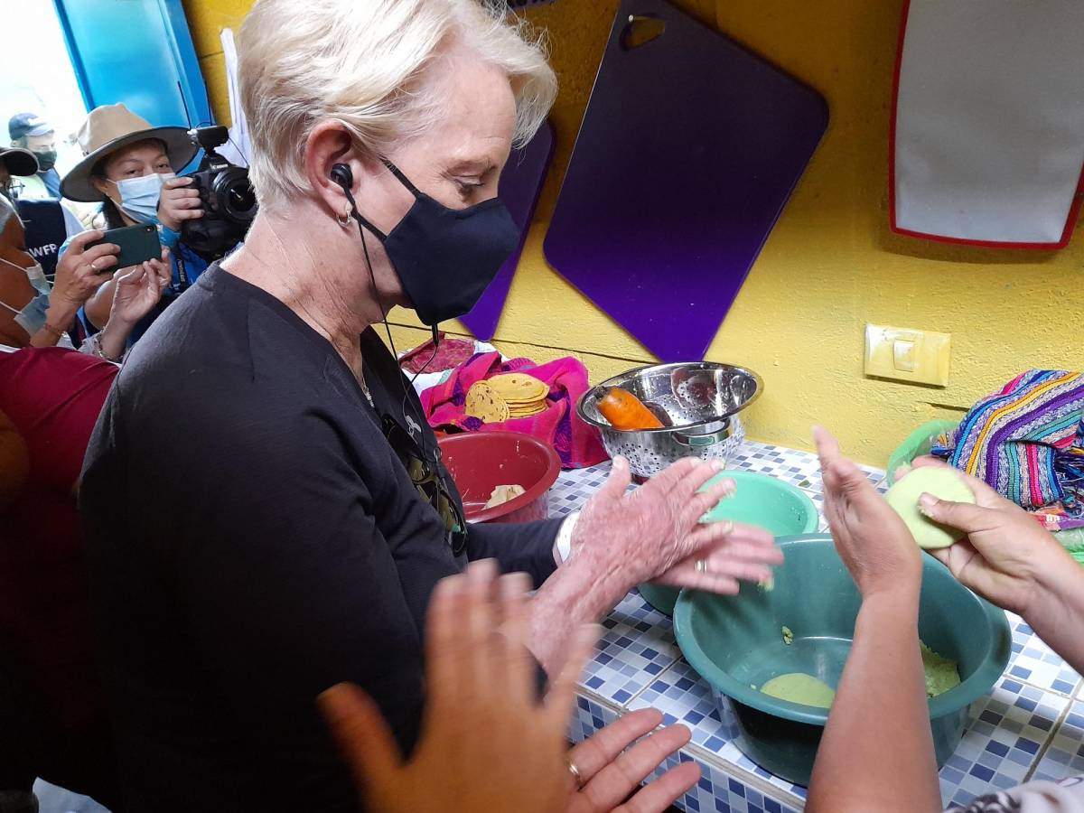 Embajadora Cindy McCain realiza gira por Guatemala y Honduras