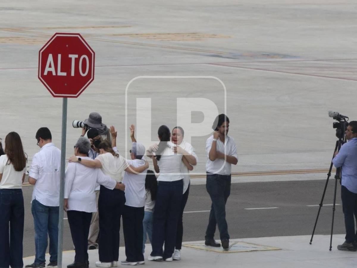Entre lágrimas y oraciones: así fue el emotivo regreso de Juan Orlando Hernández a Honduras