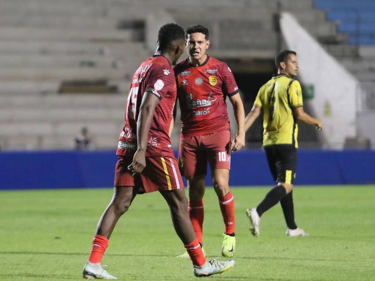 Pelea entre jugadores de Real España, festejo de Génesis y las chicas