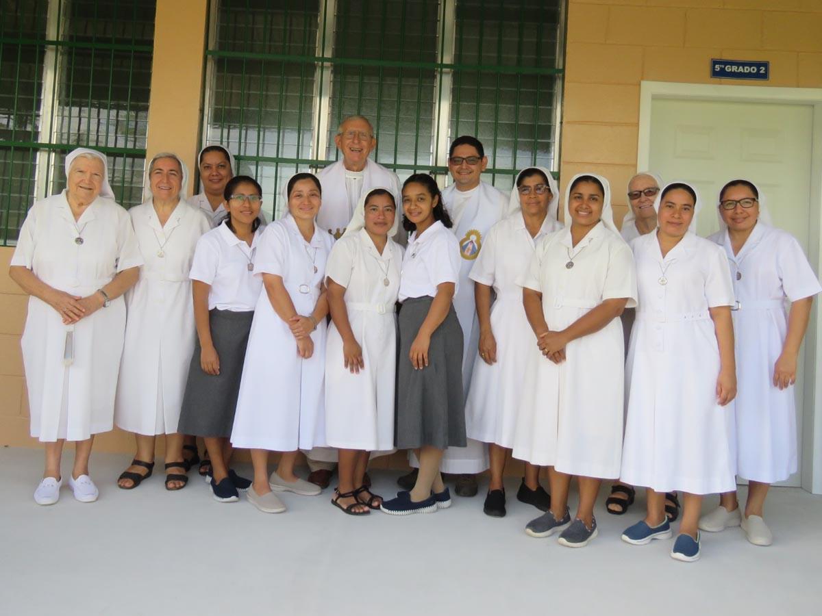 El personal docente del Centro Educativo Centro Virgen de Suyapa.