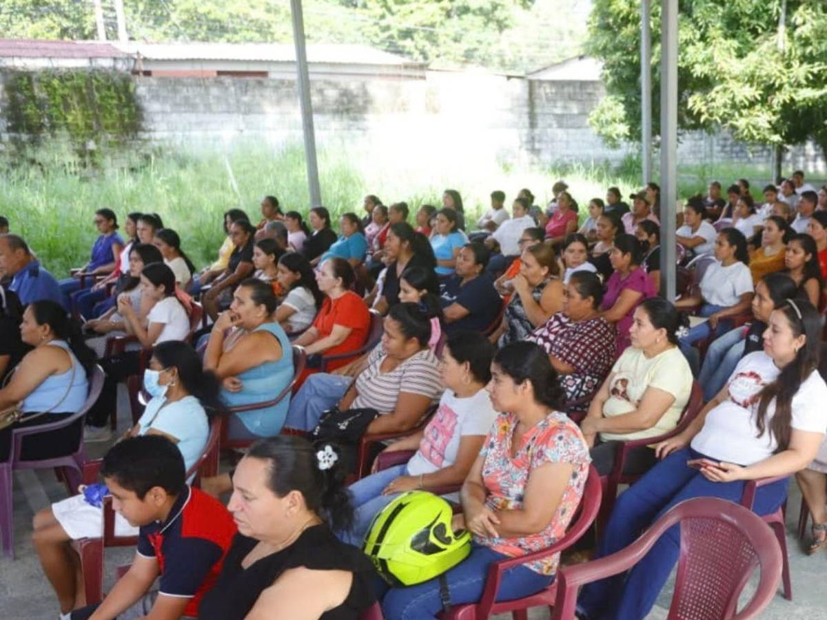 Cerca de 200 padres del CEB Dionisio de Herrera aprendieron sobre la adicción a pantallas