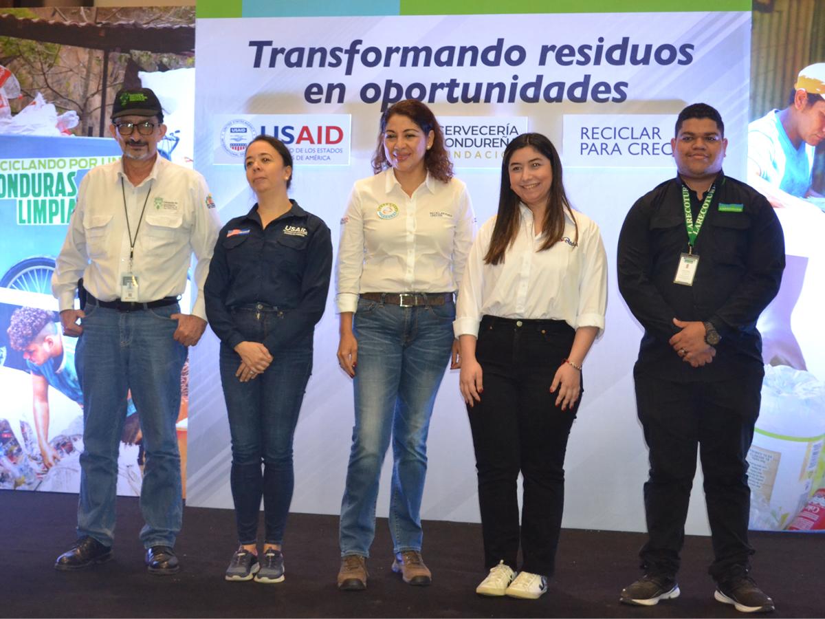 Representantes de Fundación Cervecería Hondureña, Usaid, la Municipalidad de San Pedro Sula y las empresas recicladoras Invema y Recyproco.