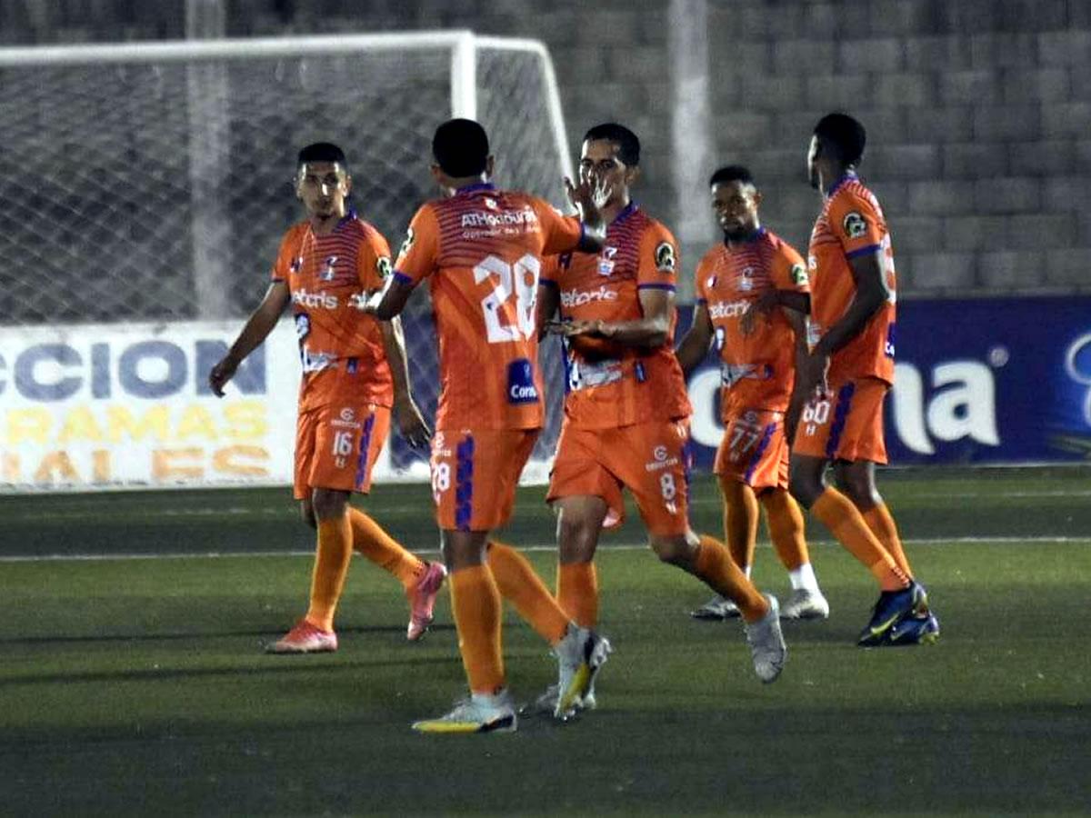 Oliver Morazán es felicitado por sus compañeros tras marcar el gol del empate.