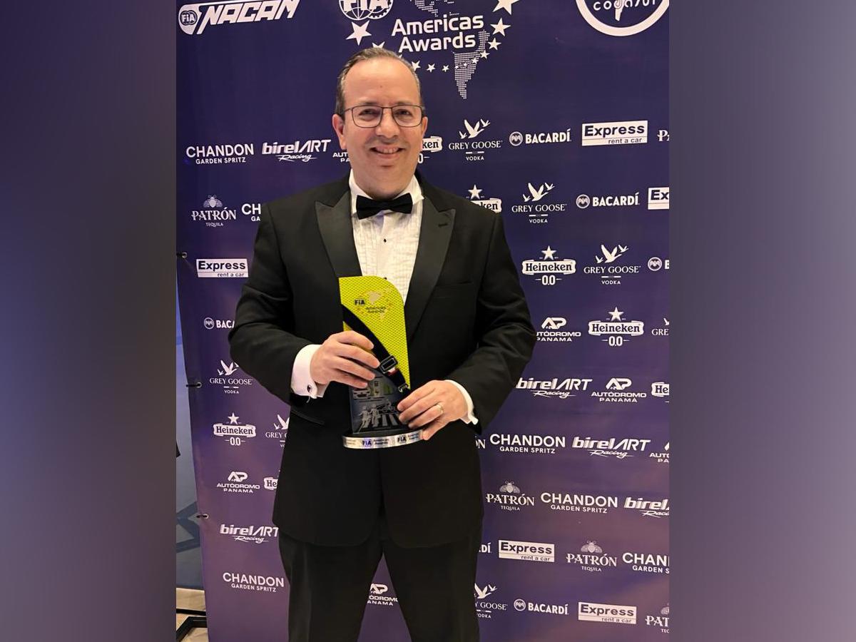 Alejandro Chamorro, gerente general de Ficohsa Panamá, muestra con orgullo el reconocimiento entregado a Ficohsa Seguros por la Federación Internacional de Automovilismo (FIA).