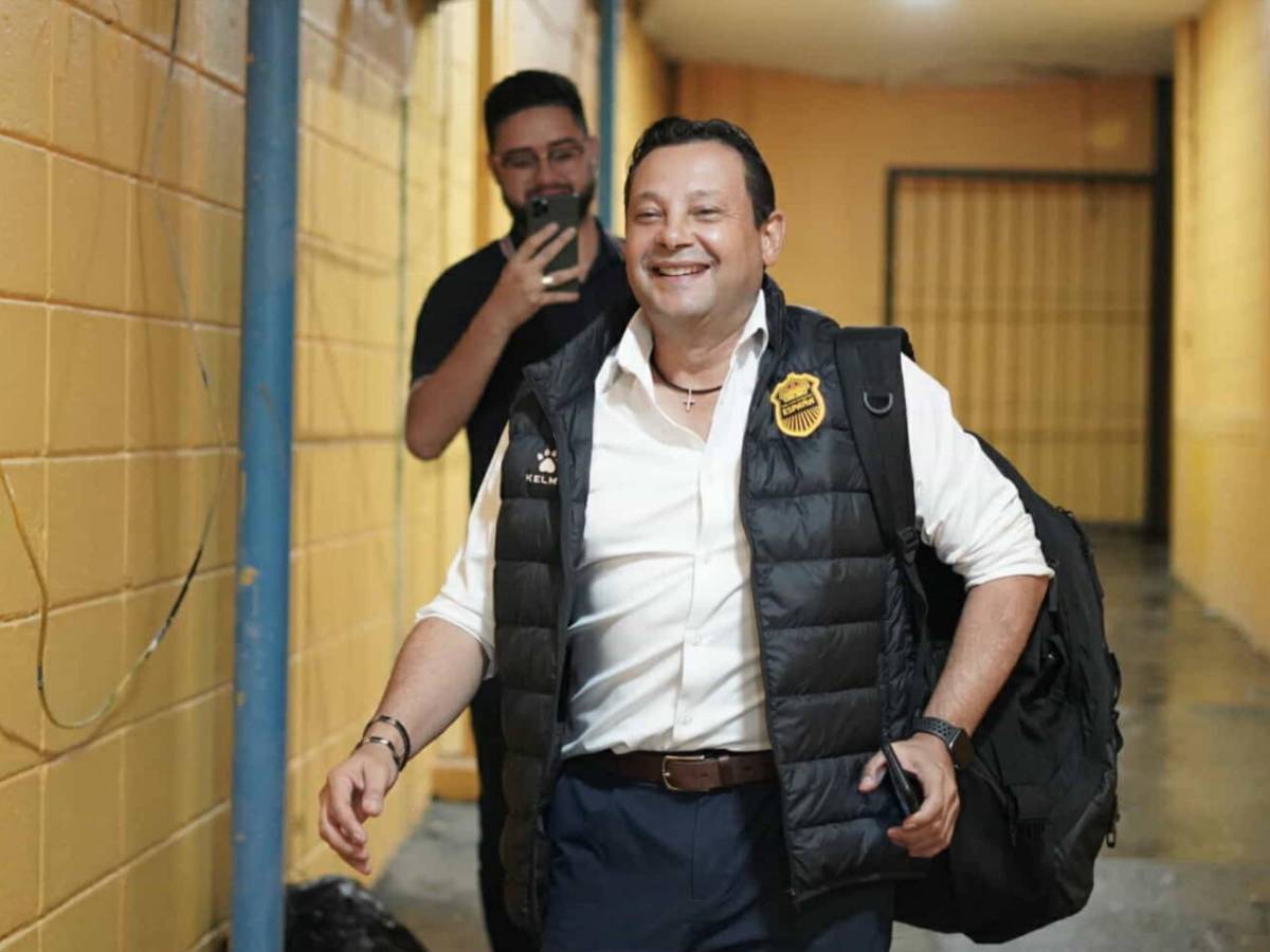 ¿Cábala? El entrenador Jeaustin Campos del Real España llegó en solitario al estadio Morazán.