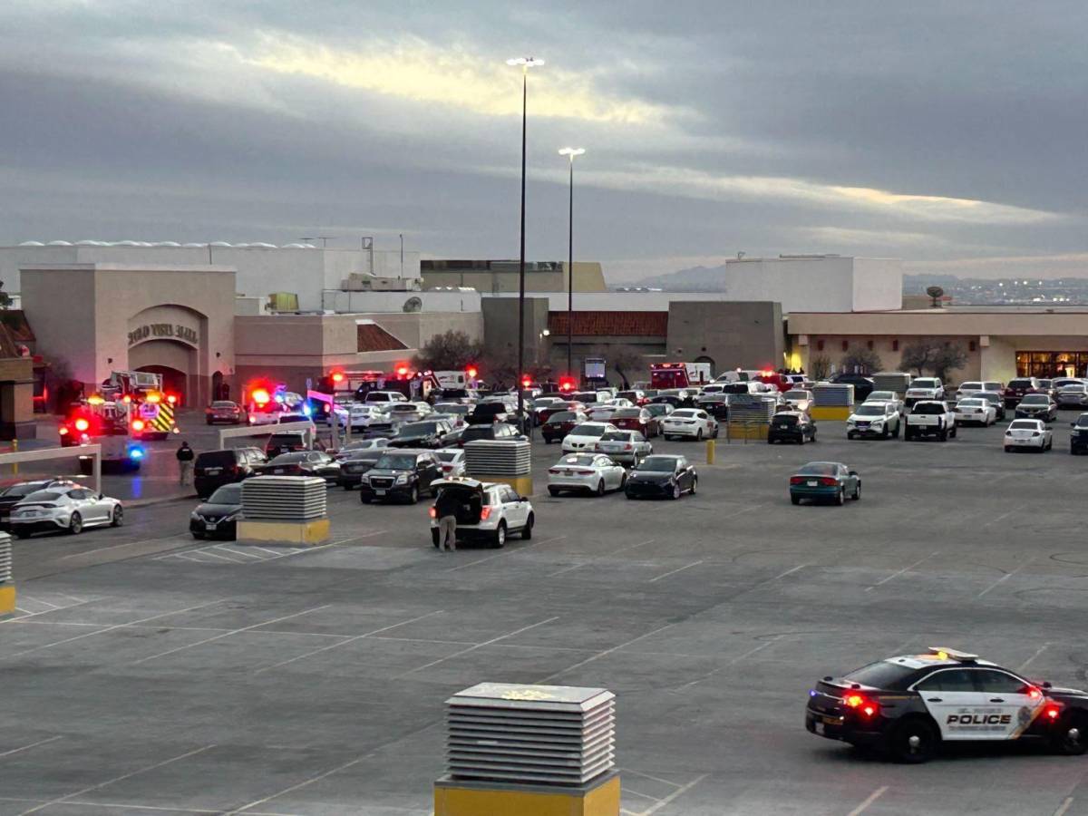 Un muerto y tres heridos en un tiroteo en un centro comercial de Texas