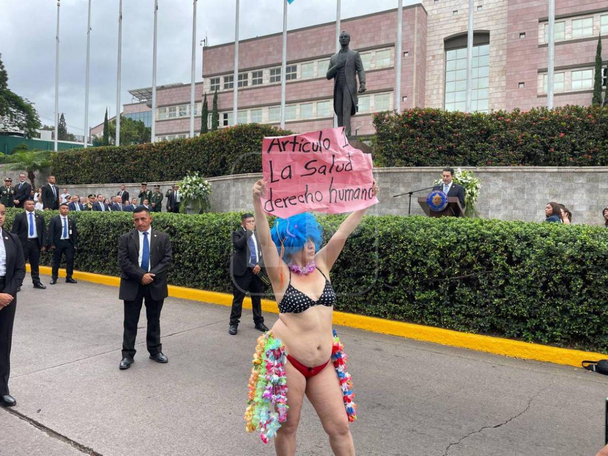 Doctora Floridalia Aguilar protesta en el BCIE durante celebración patria