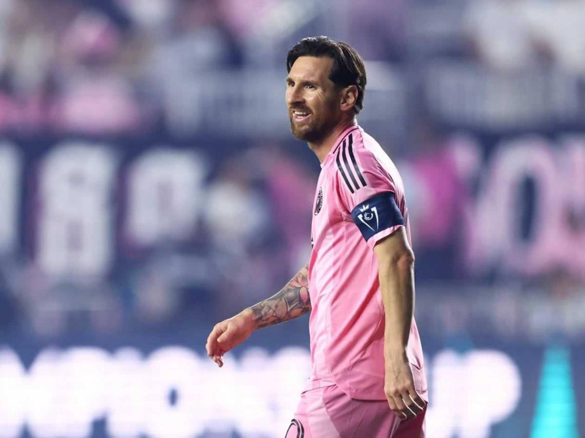 Messi, irreconocible: bronca con rival y enfado de Suárez con Saíd Martínez