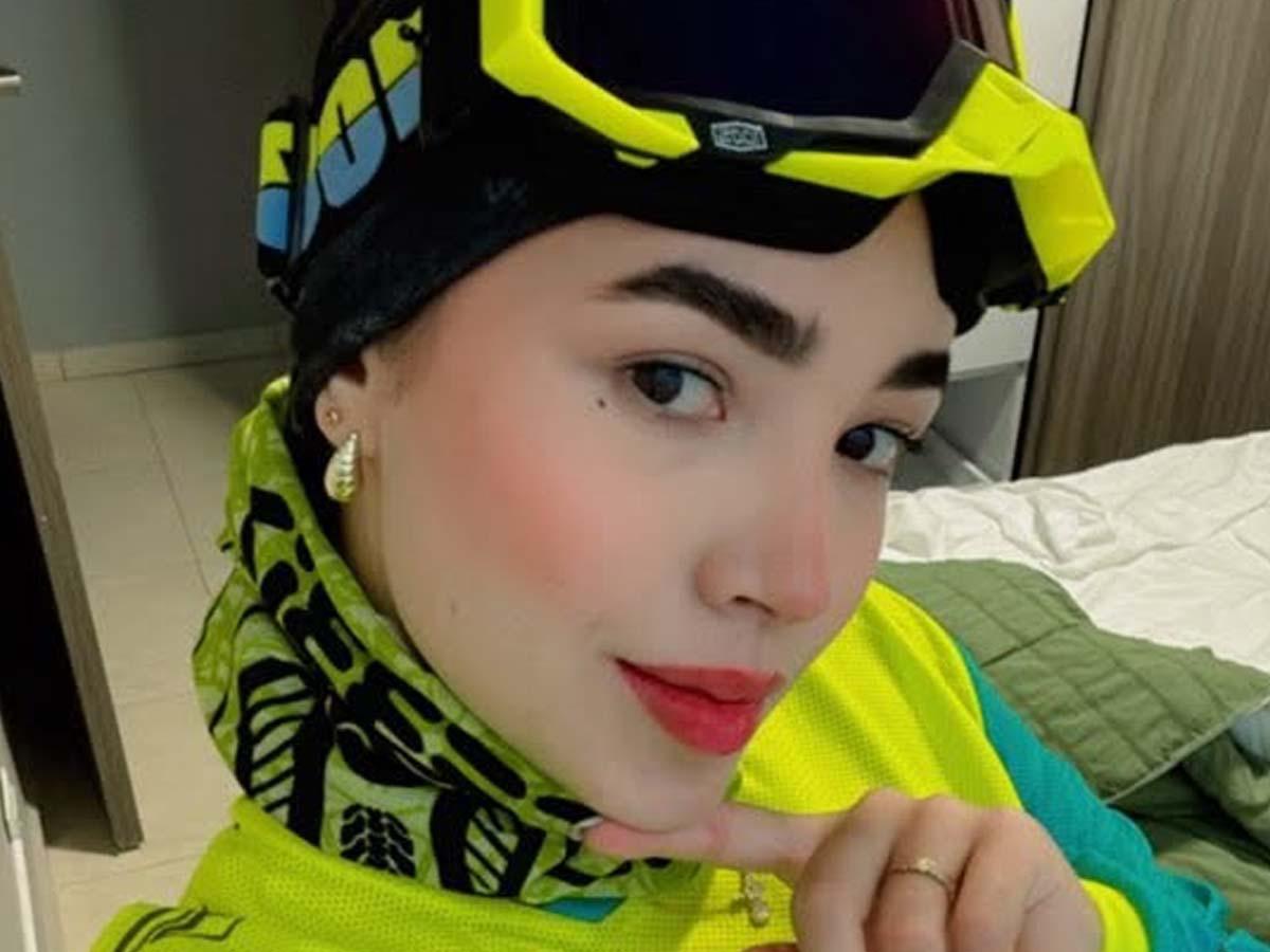 Influencer fue asesinada cuando se conducía en una Prado y esperaba cambio del semáforo