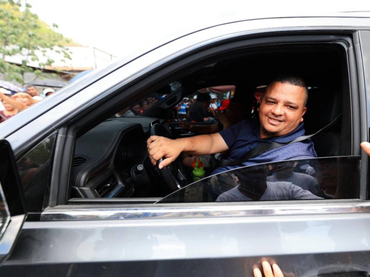 Aseguran 15 carros de Koriun; en uno de ellos le decomisaron $50,000 a Iván Velásquez