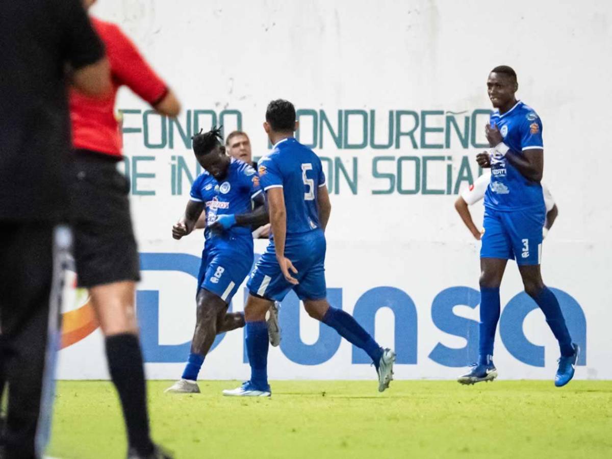 Caras largas en Olimpia, enfado de la afición con Espinel y festejo de Victoria