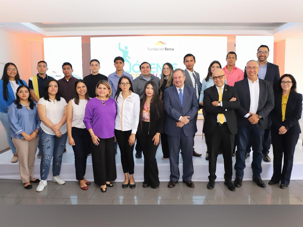 Ejecutivos de Fundación Terra y grupo de jóvenes seleccionados para ser parte del programa “Jóvenes Líderes al Servicio”.