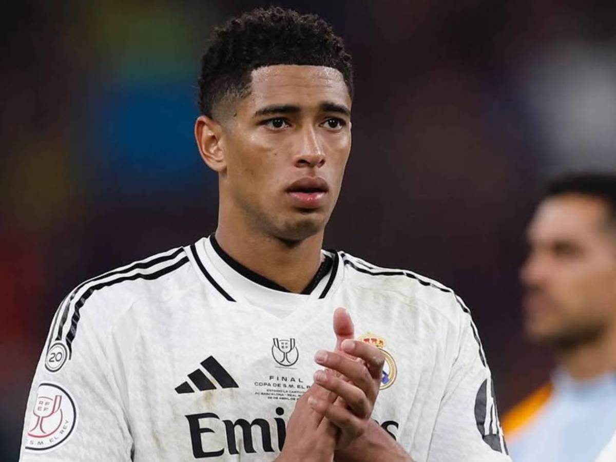 Bellingham se deja ver con su novia. Ella tiene pasado oscuro y preocupa