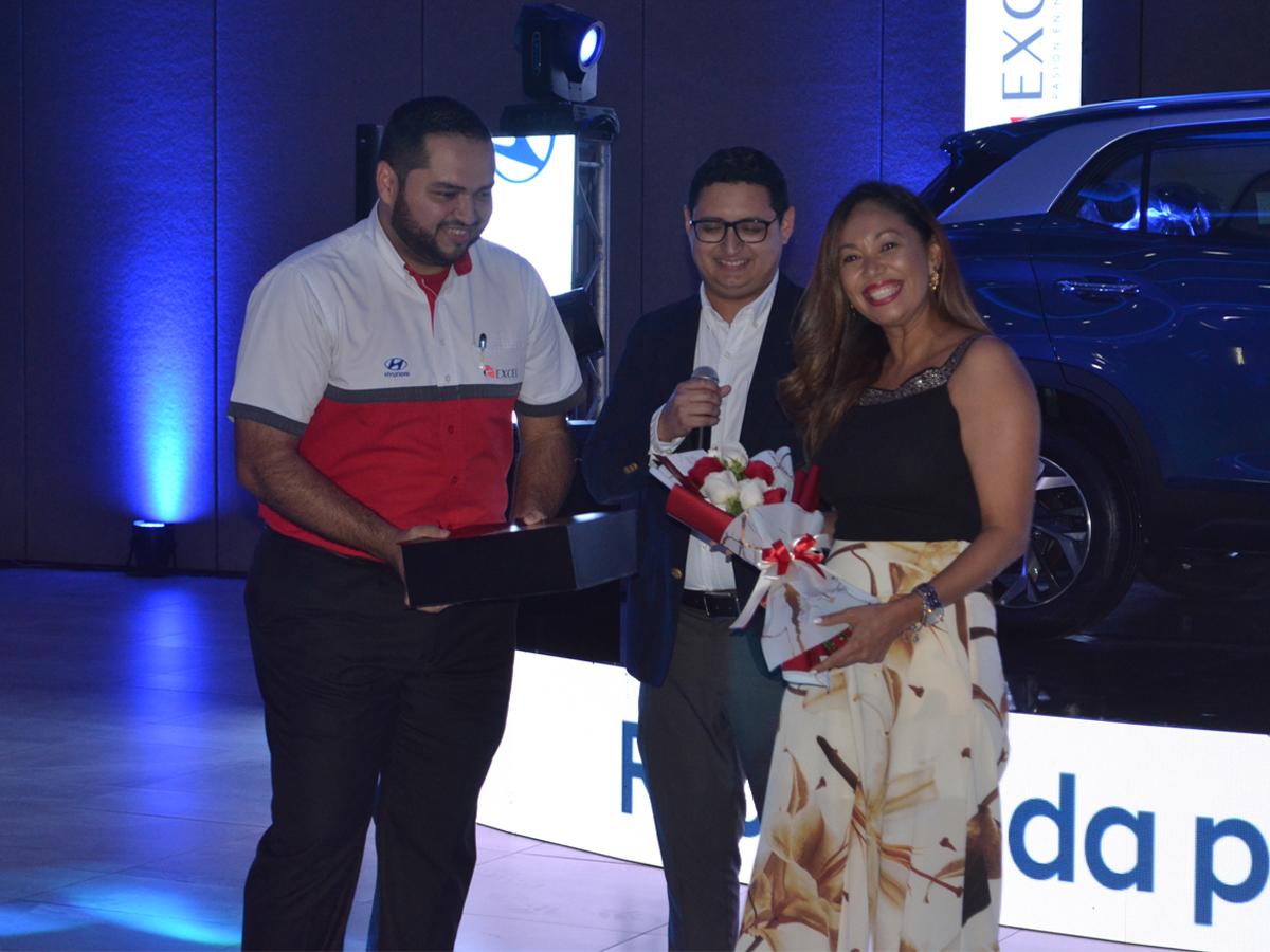 El ingeniero Martín Pineda, gerente de Ventas de Excel, entregó las llaves de la nueva SUV Hyundai Creta 2024 a Sarina Hernández Torres, la primera en comprar este modelo en el país.