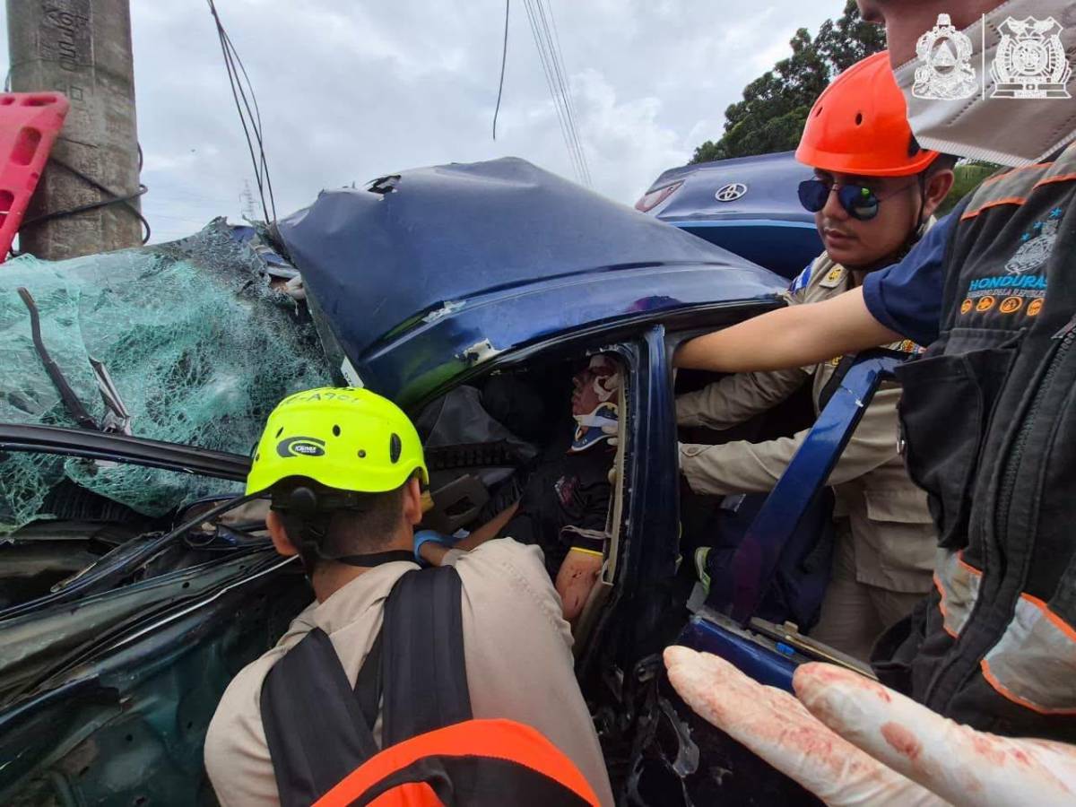 El carro quedó destrozado, pero Alexander sobrevive de milagro tras choque en San Manuel
