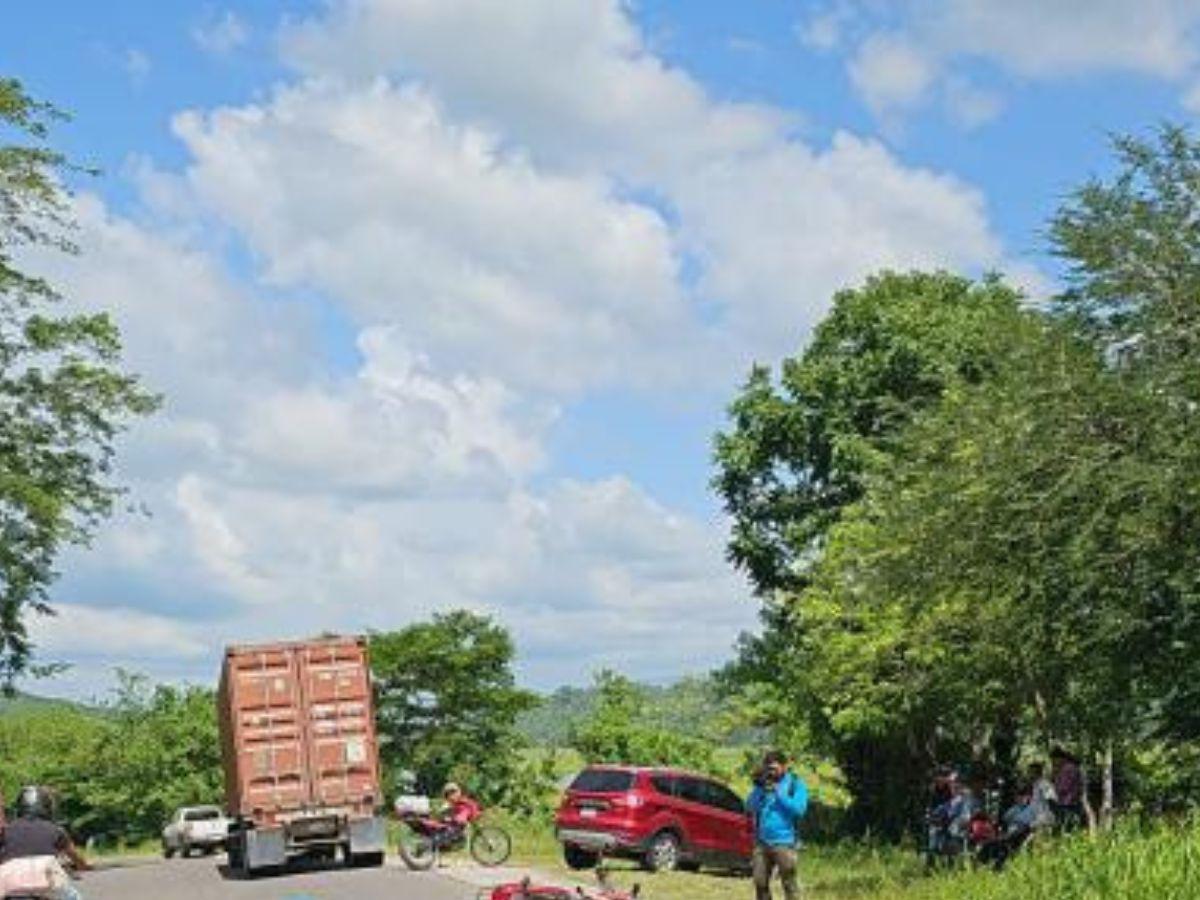 Muere mujer arrollada por rastra en carretera a Ticamaya