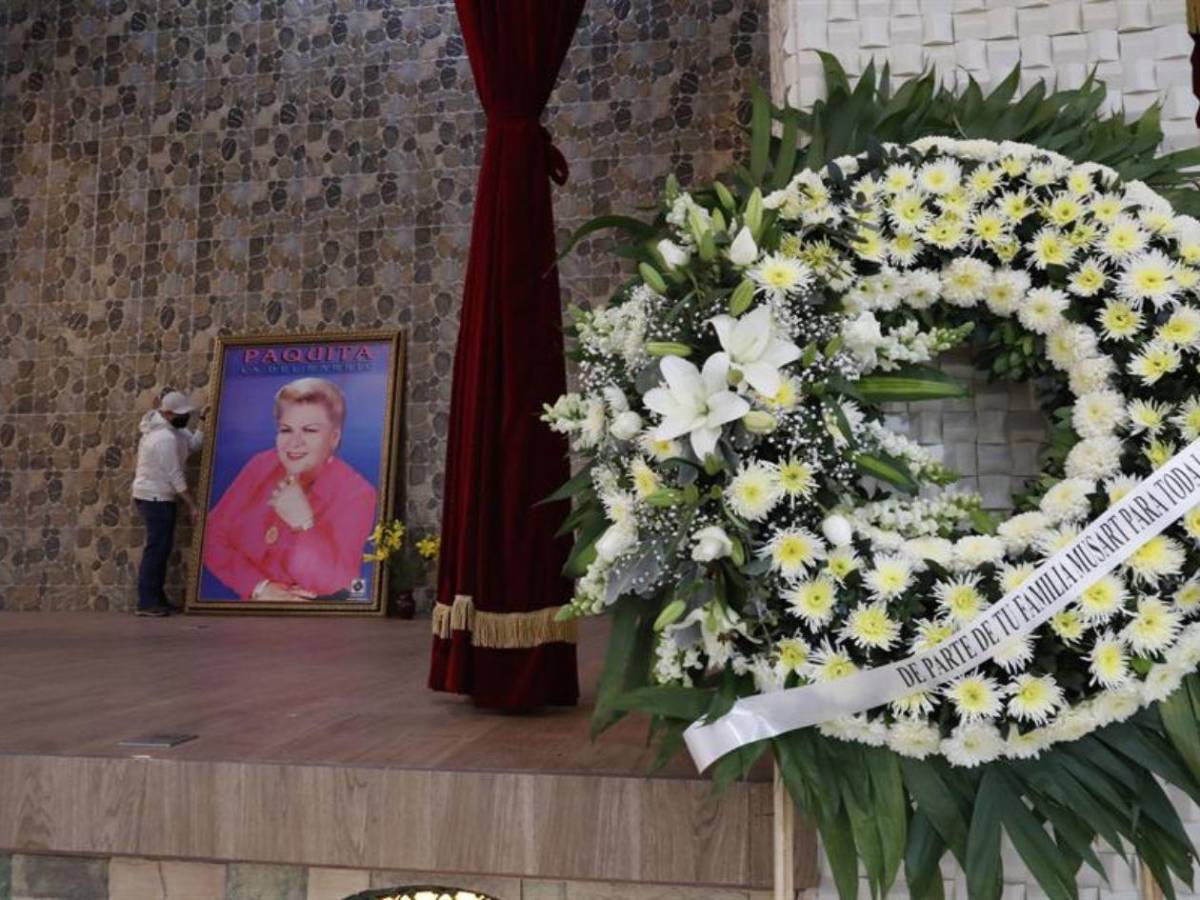Miles de mexicanos dicen adiós a Paquita la del Barrio