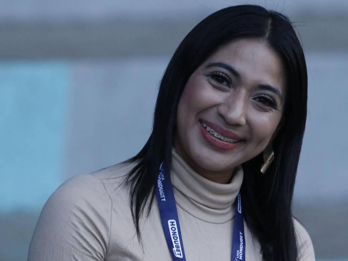 Tres mujeres enamoran y madre de reina da ejemplo en primer partido de Liga