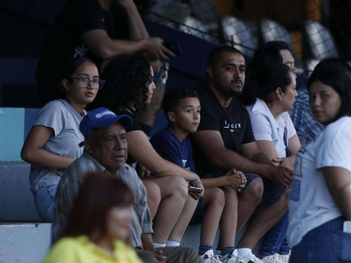 Tres mujeres enamoran y madre de reina da ejemplo en primer partido de Liga
