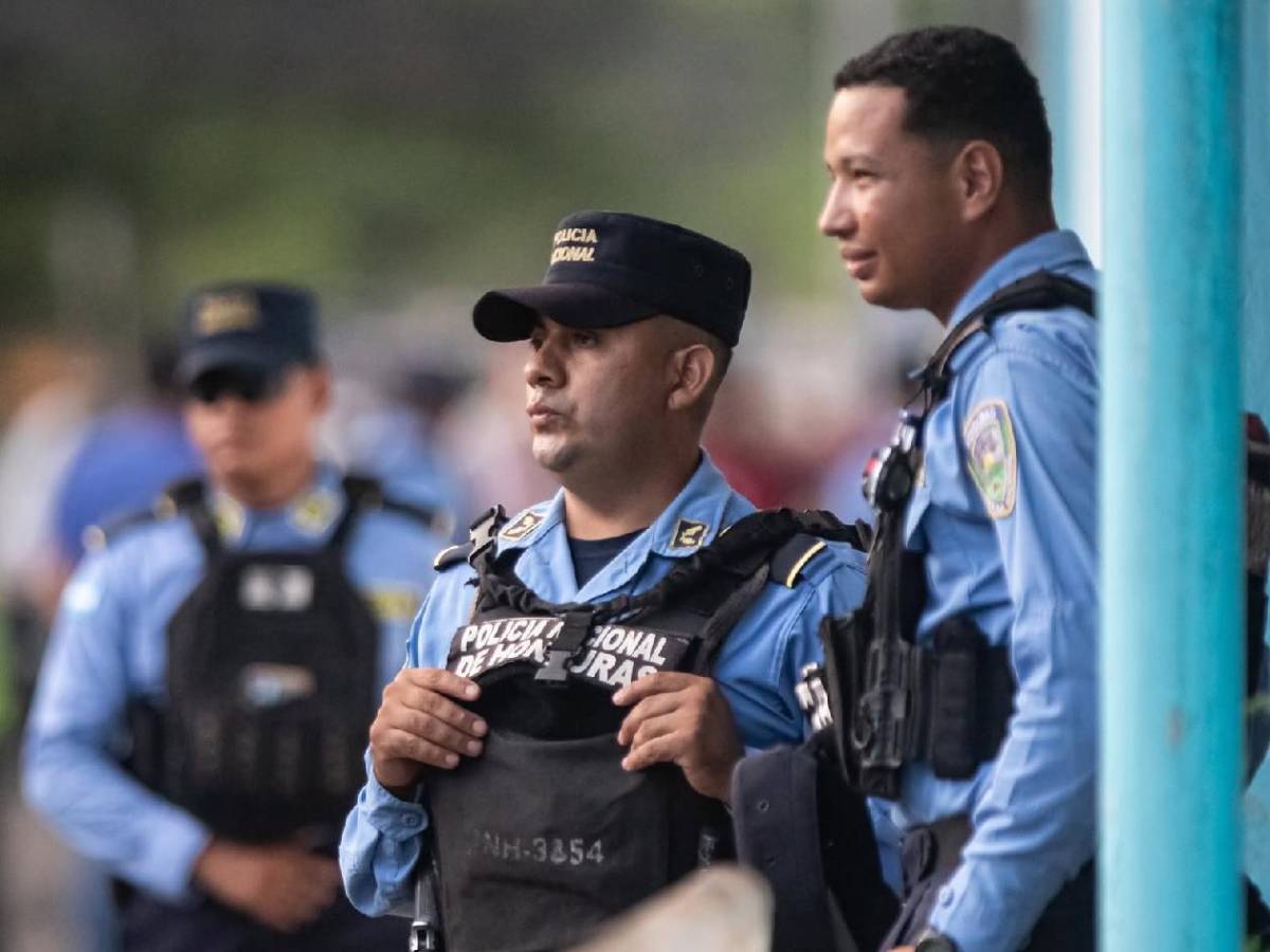 Tres mujeres enamoran y madre de reina da ejemplo en primer partido de Liga