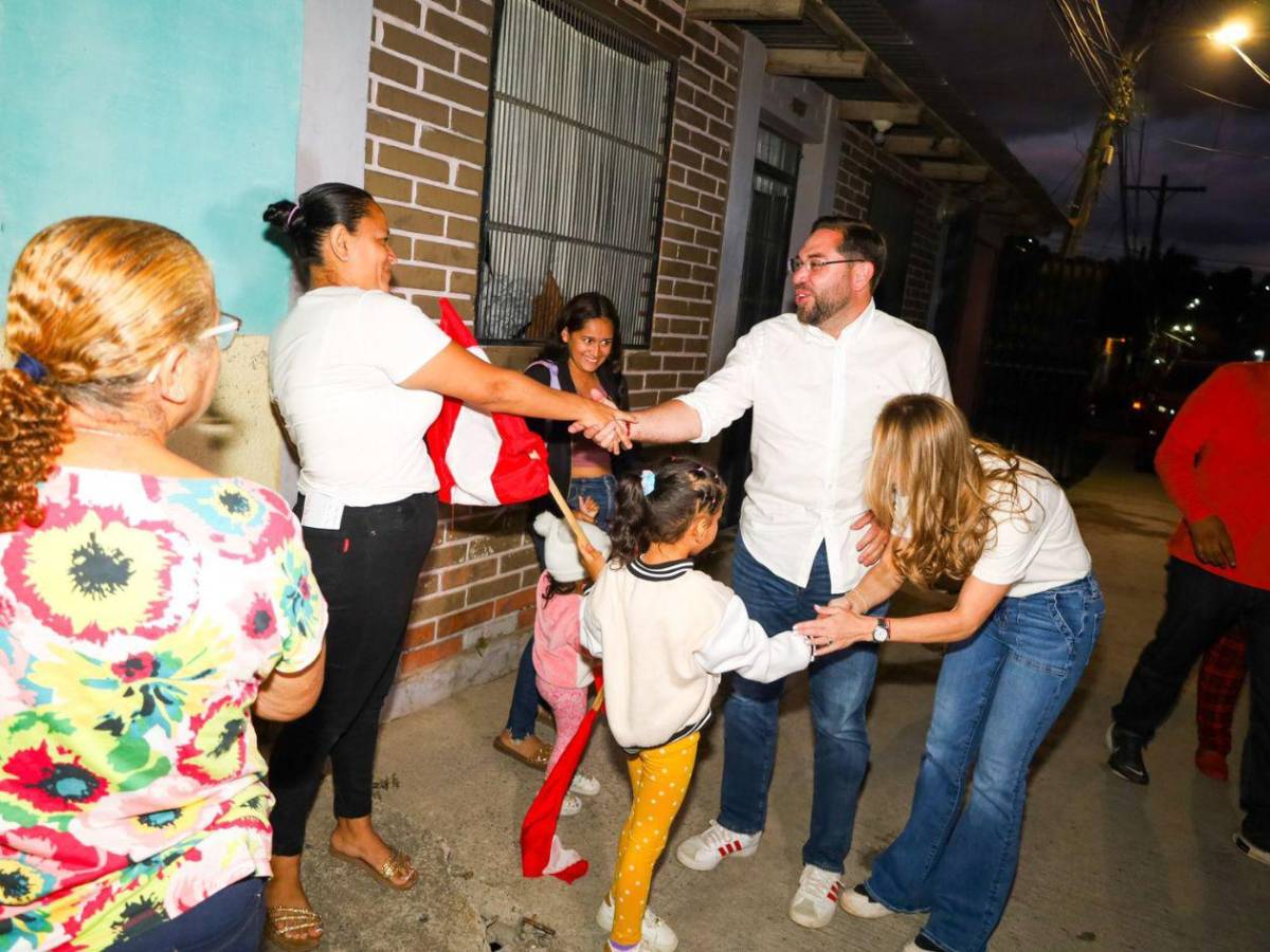 Casa por casa, Jorge Cálix saluda a “quienes anhelan un cambio para Honduras”